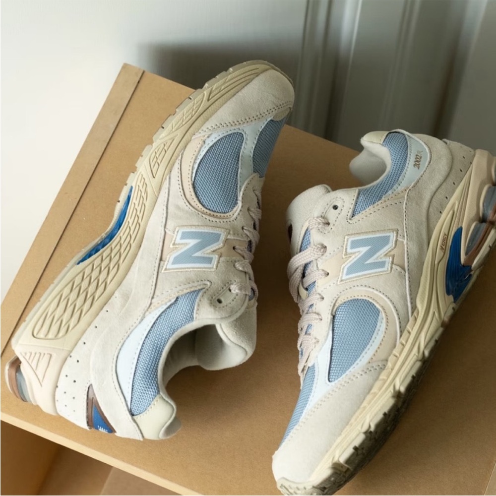 New Balance cream tan blue 2002R Timberwolf size 5 men’s sneakers NWT Brand New
